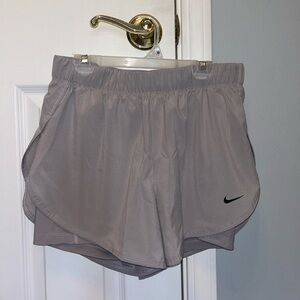 Nike Flex Essential 2-in-1 Women's Training Shorts in Light Gray
